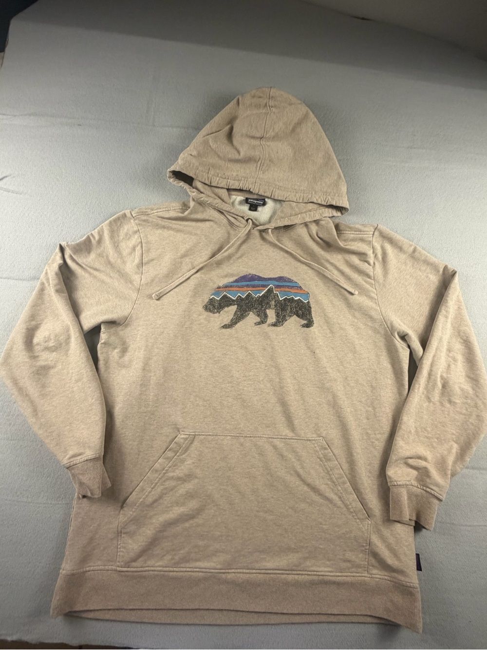 Patagonia Men’s Tan Hooded Sweatshirt with Mountain Bear Graphic L